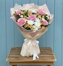 Букет цветов из:  Гвоздики, Орхидеи и Розы #REPLACE_PRED# Пелым