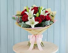 Букет цветов из:  Лилии и Розы в Пелым