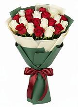 Букет Микс из красных и белых роз в Пелым