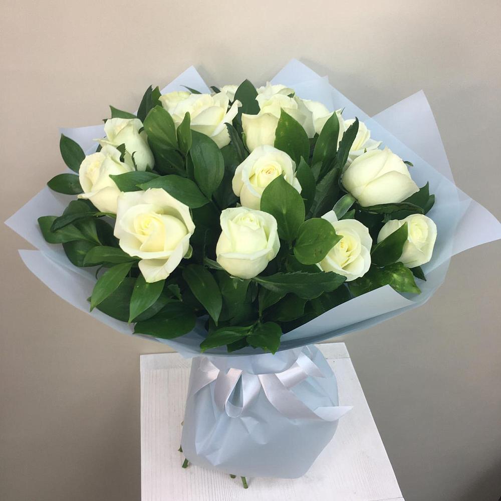 Букет 15 Белых роз Проуд в Пелым