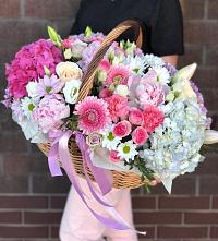 Композиция солнечный день в Пелым Цветочная композиция из Розы, Хризантемы, Пионы и Лизиантусы в корзине в Пелым