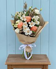 Букет цветов из:  Альстромерии, Лизиантусы, Розы и Хризантемы в Пелым