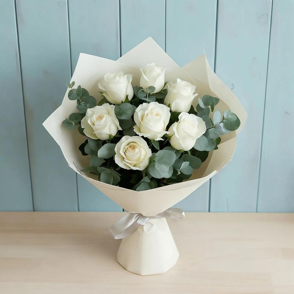 Букет Белые розы в Эвкалипте в Пелым