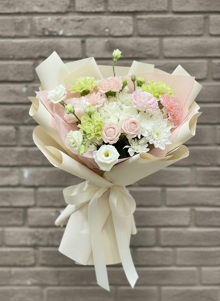 Букет цветов из: Гвоздики, Розы, Лизиантусы и Хризантемы в Пелым