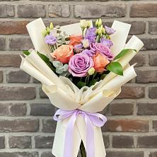 Букет цветов из:  Лизиантусы и Розы в Пелым