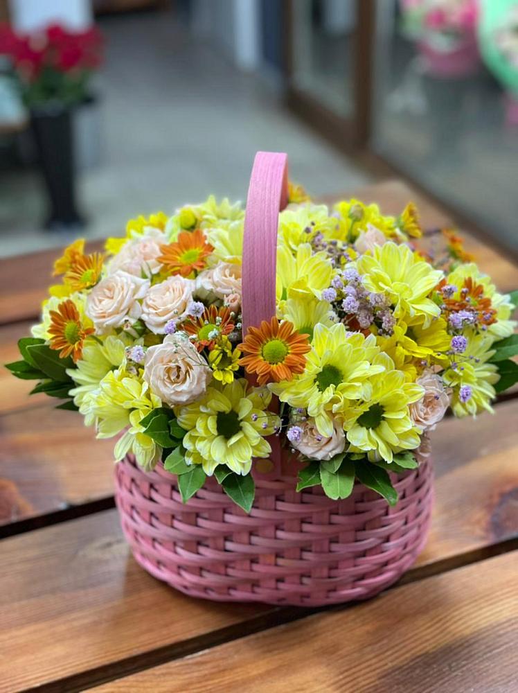 Цветочная композиция из Хризантемы и Розы в корзине в Пелым