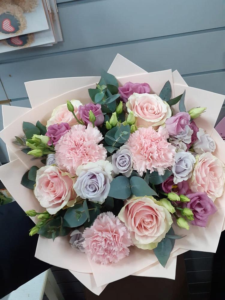 Букет цветов из: Розы, Гвоздики и Лизиантусы в Пелым